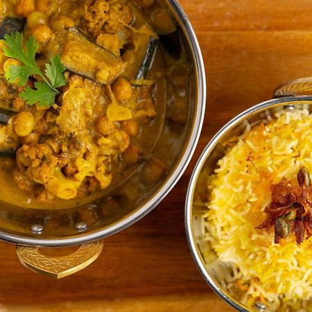 Four Seasons Hotel Riad Exterior foto A vegetarian biryani