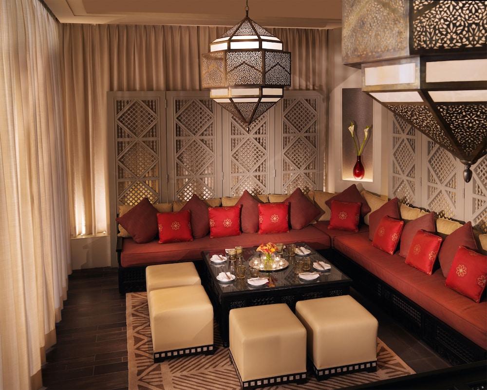 Four Seasons Hotel Riad Exterior foto A Moroccan-style majlis
