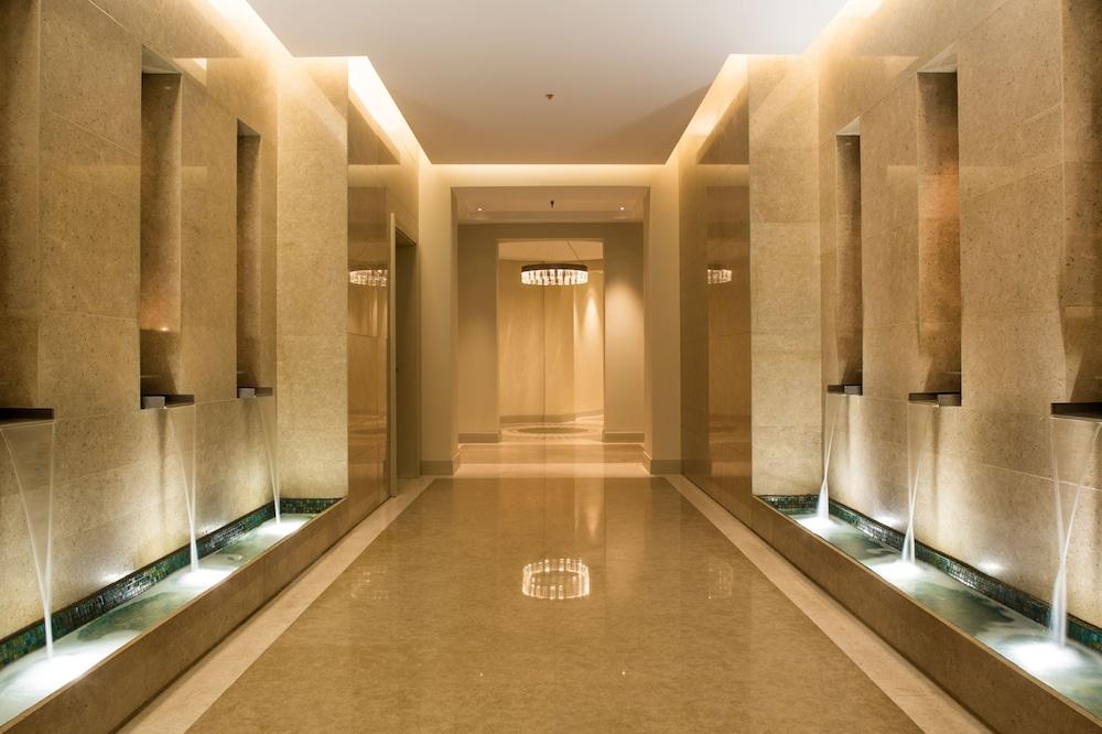 Four Seasons Hotel Riad Exterior foto The interior of the hotel