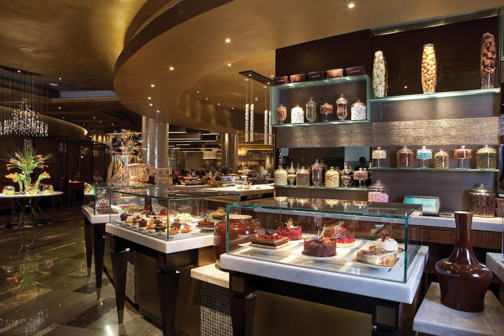Four Seasons Hotel Riad Exterior foto The dessert bar at the buffet at Wynn