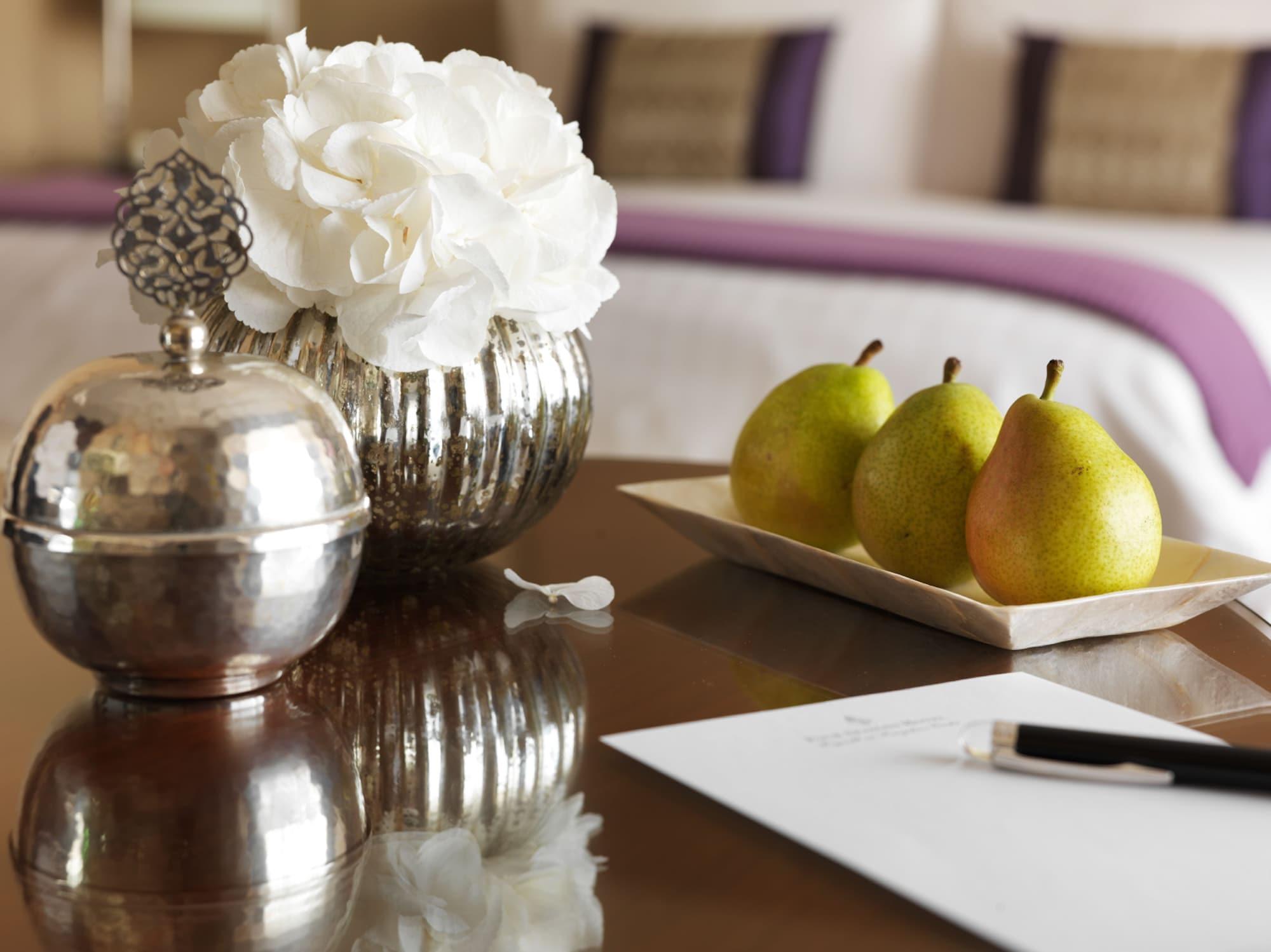 Four Seasons Hotel Riad Exterior foto A table with a pen and paper