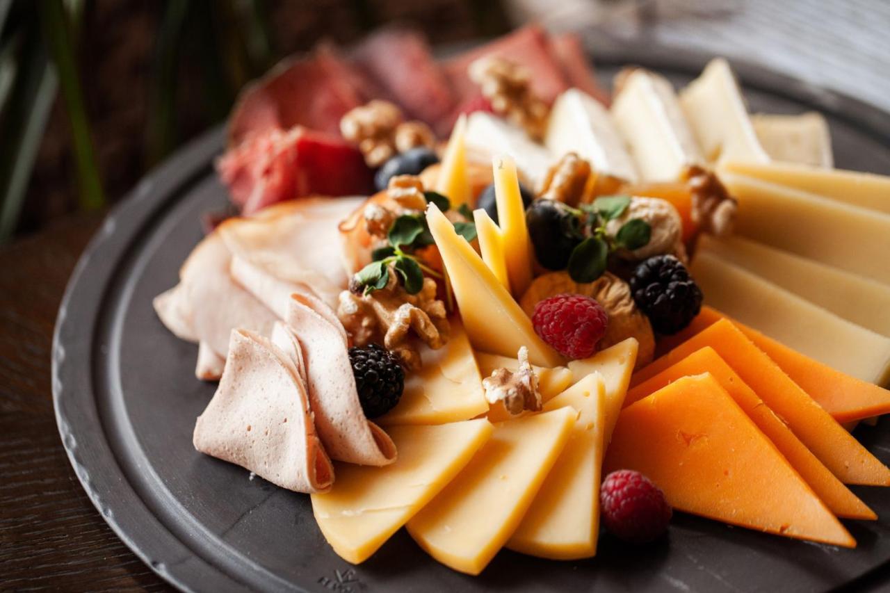 Four Seasons Hotel Riad Exterior foto A cheese platter