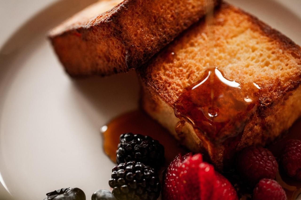 Four Seasons Hotel Riad Exterior foto French toast with maple syrup