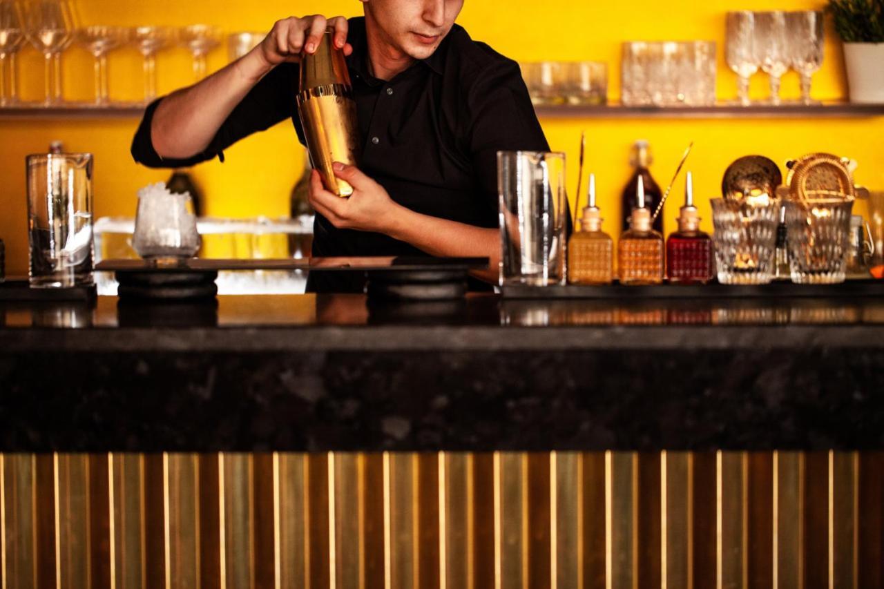 Four Seasons Hotel Riad Exterior foto A bartender mixing a drink