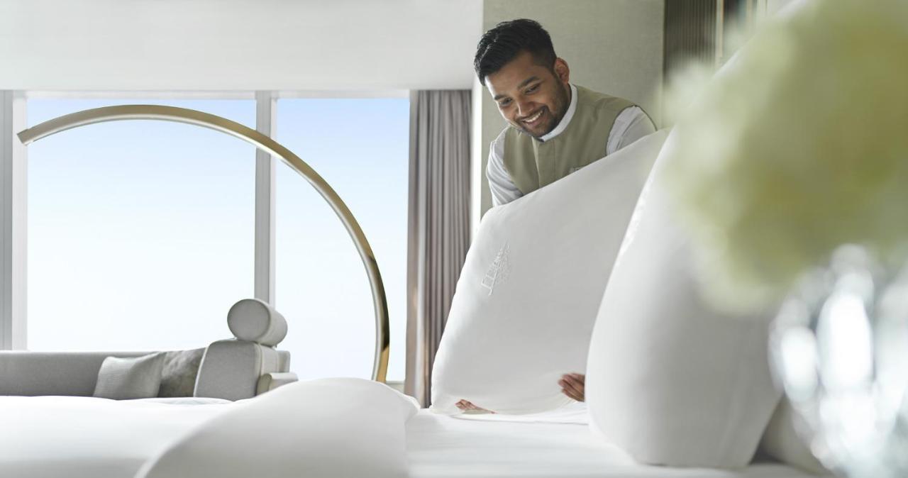 Four Seasons Hotel Riad Exterior foto A hotel housekeeper making a bed