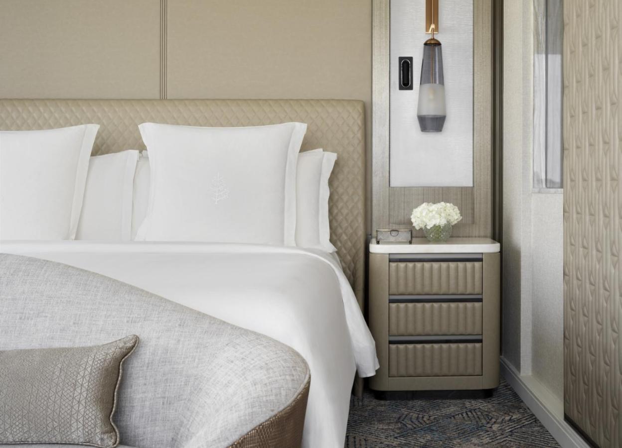 Four Seasons Hotel Riad Exterior foto A guest room at The Ritz-Carlton, Boston