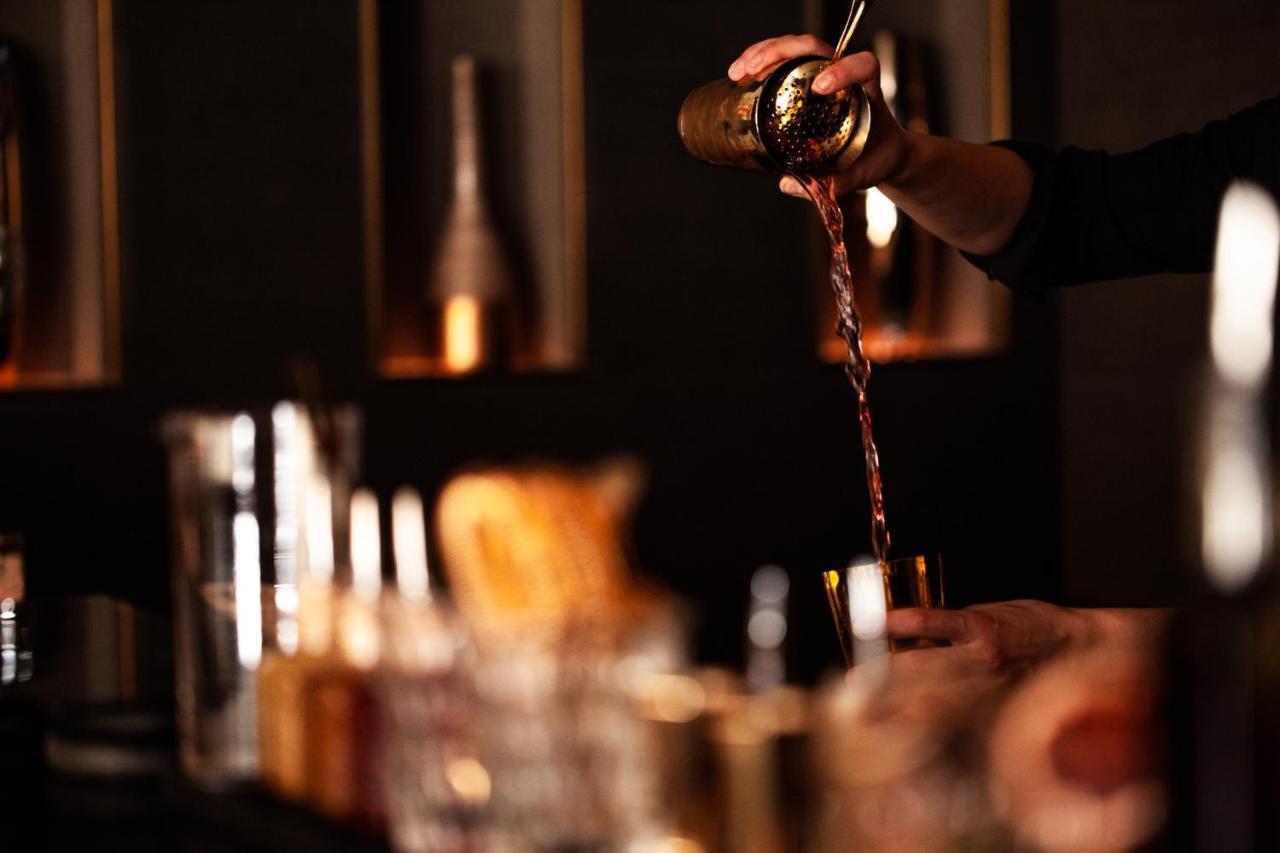 Four Seasons Hotel Riad Exterior foto A bartender using a bar spoon to stir a cocktail