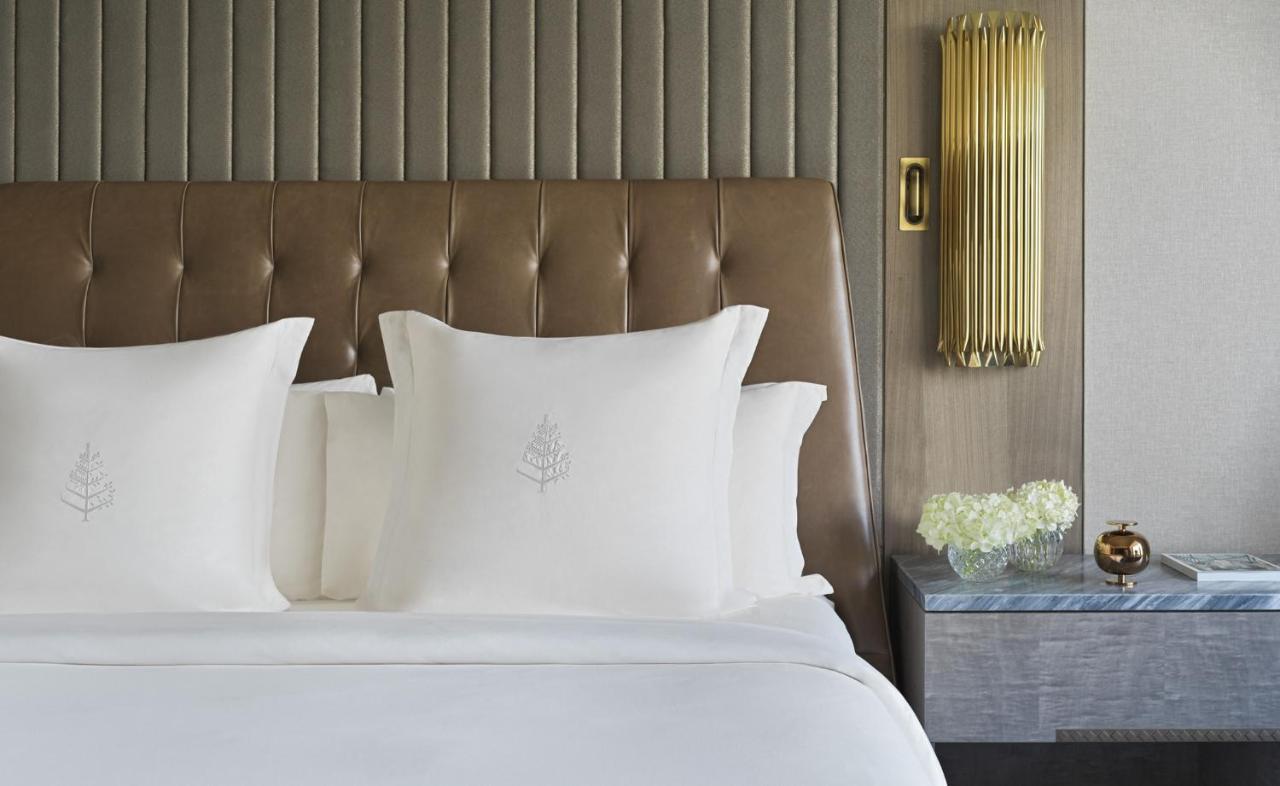 Four Seasons Hotel Riad Exterior foto A bed with a headboard