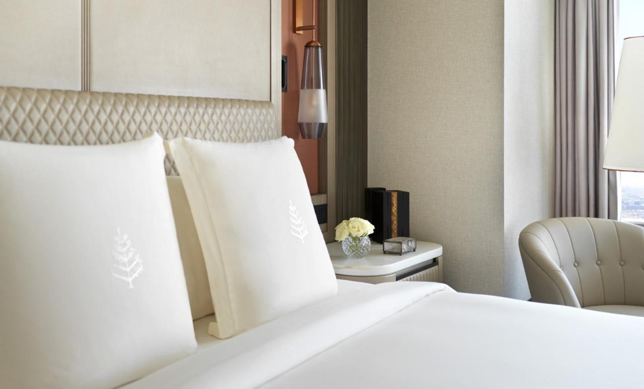 Four Seasons Hotel Riad Exterior foto A guest room at The St. Regis Mumbai