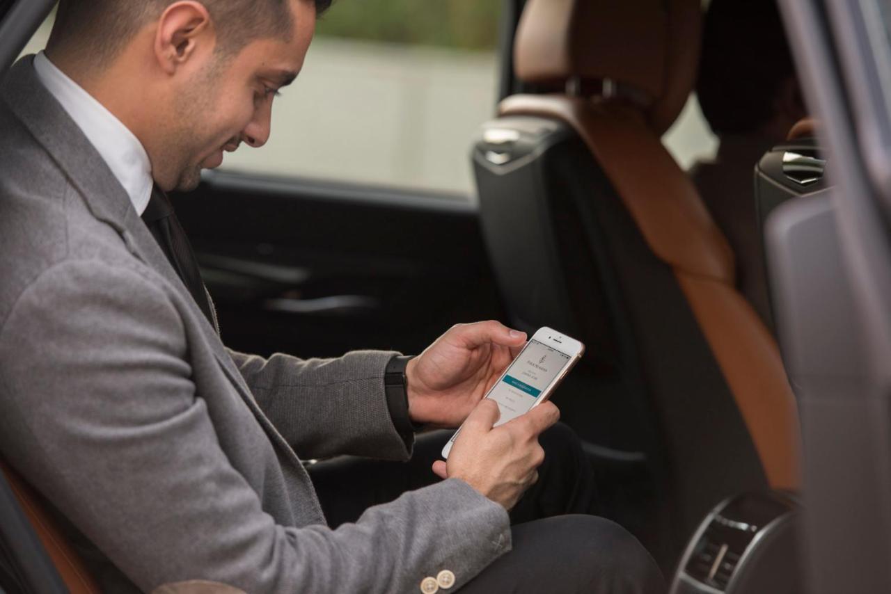 Four Seasons Hotel Riad Exterior foto A man using the Uber app