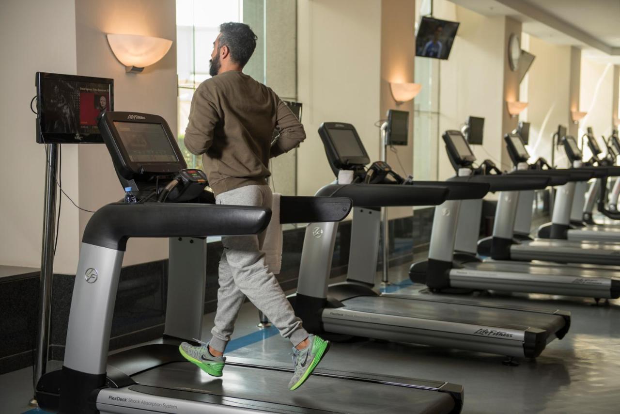 Four Seasons Hotel Riad Exterior foto A treadmill