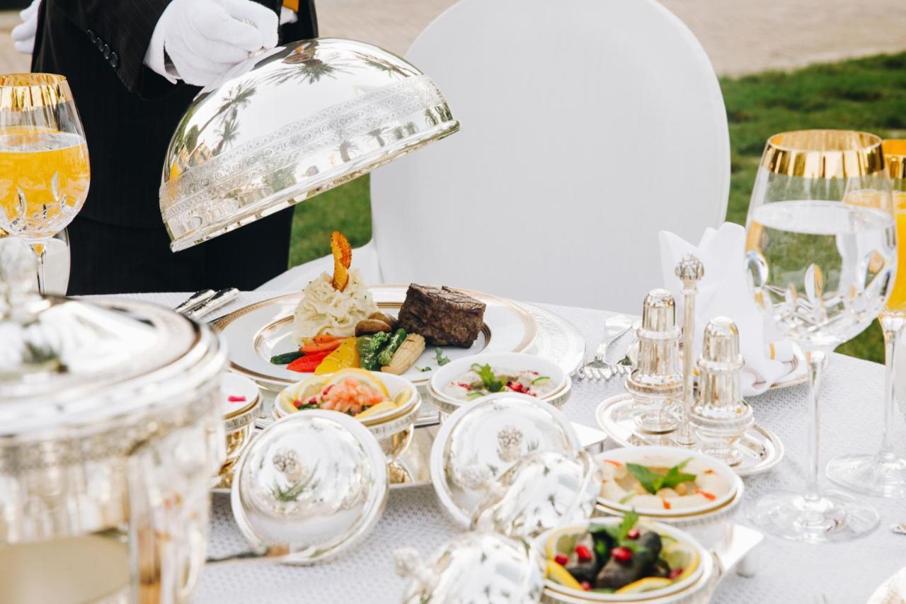 Four Seasons Hotel Riad Exterior foto A silver cloche