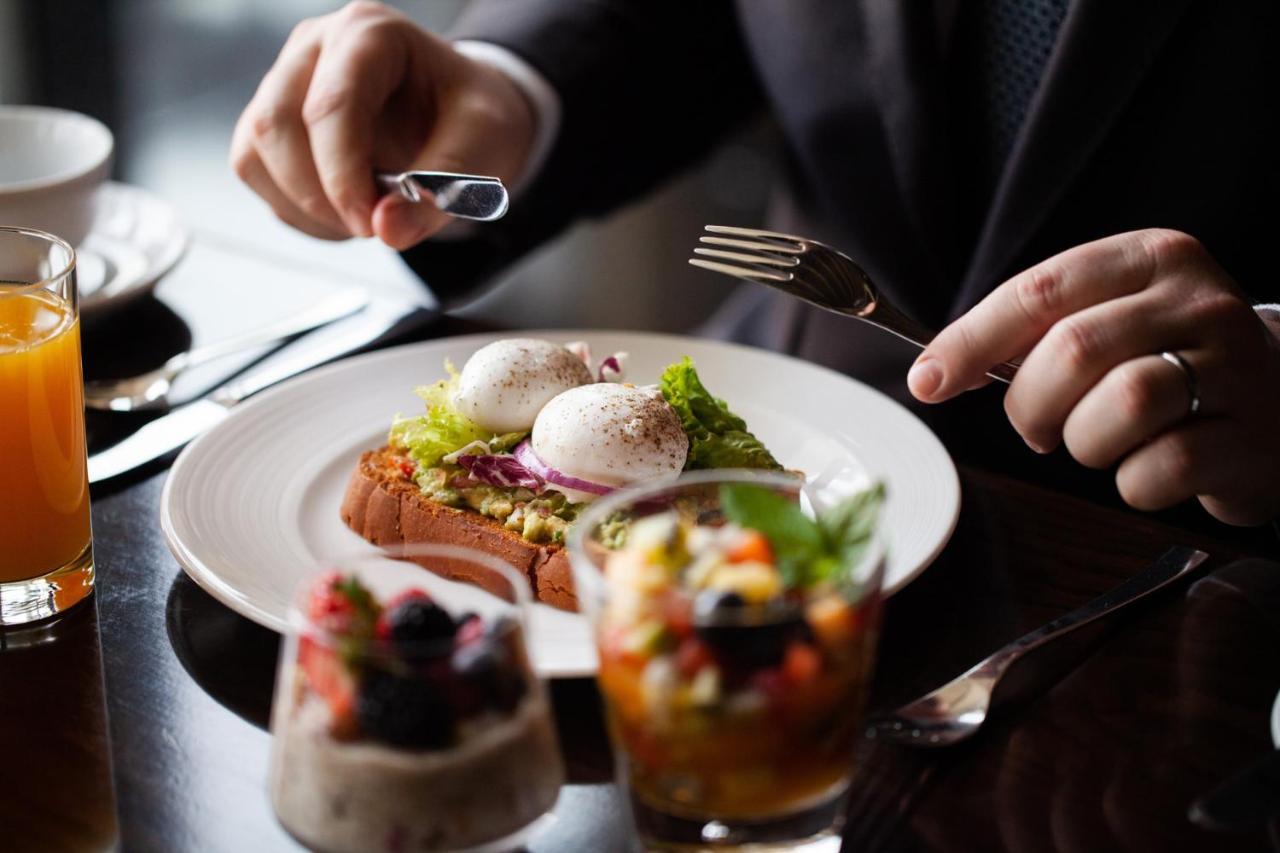 Four Seasons Hotel Riad Exterior foto A man eating breakfast