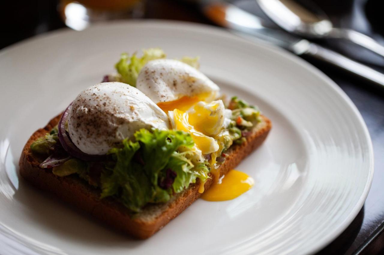 Four Seasons Hotel Riad Exterior foto Avocado and poached egg on toast
