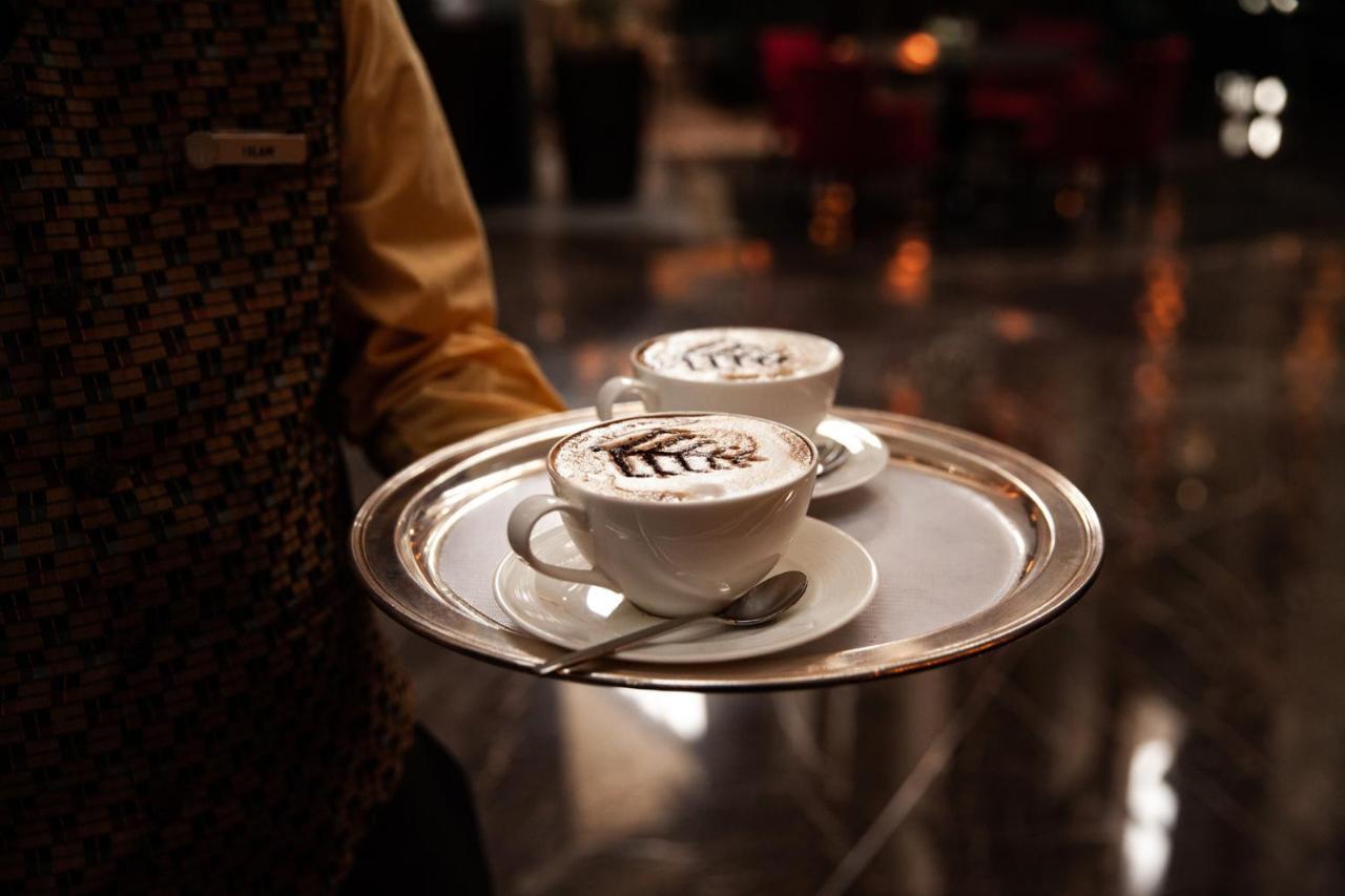 Four Seasons Hotel Riad Exterior foto A waiter serving coffee
