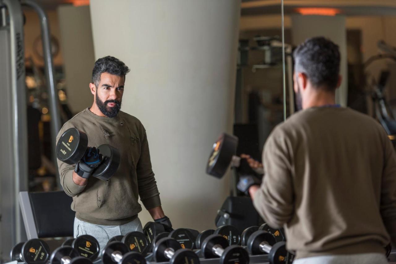 Four Seasons Hotel Riad Exterior foto A man lifting weights
