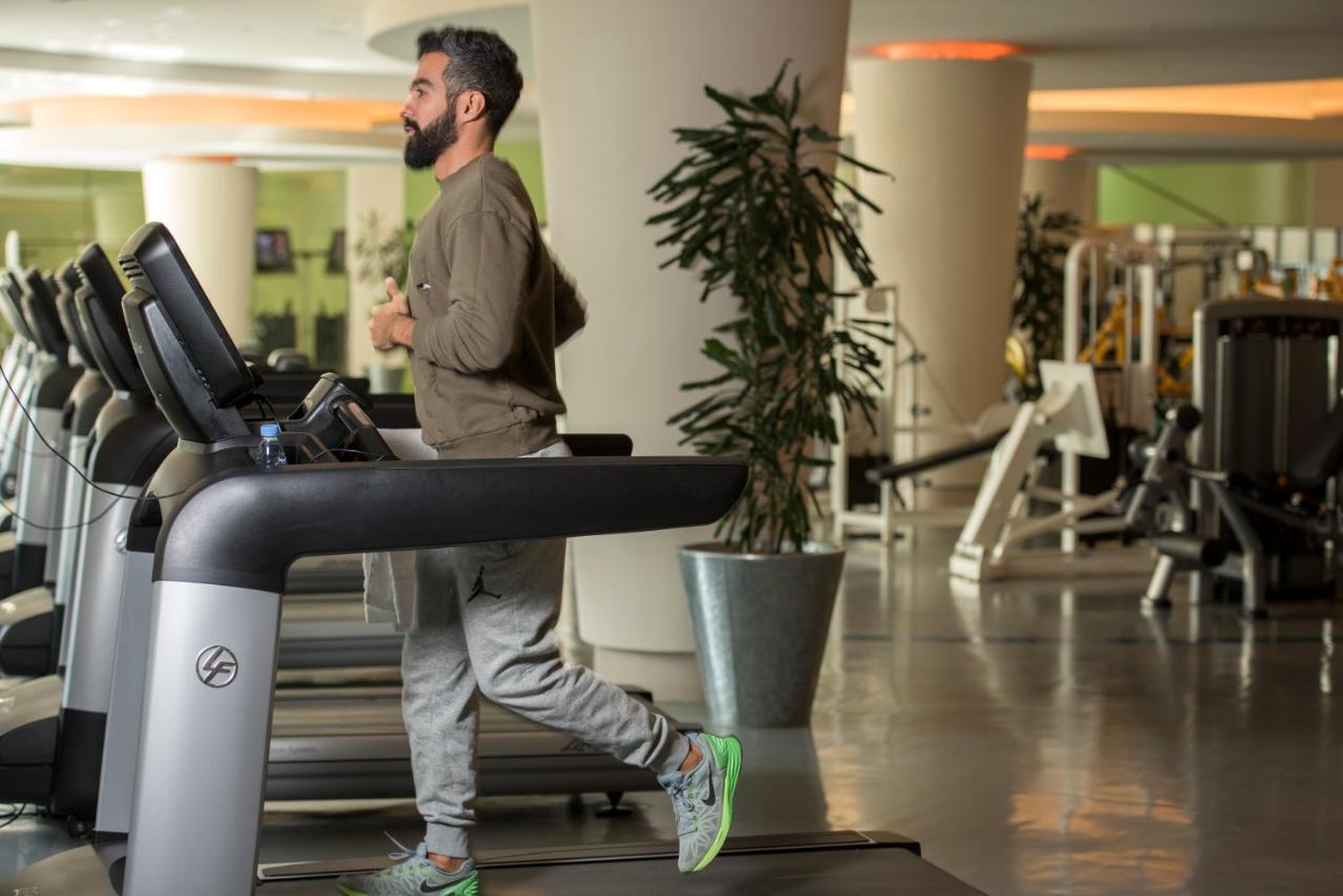 Four Seasons Hotel Riad Exterior foto A man exercising on a treadmill
