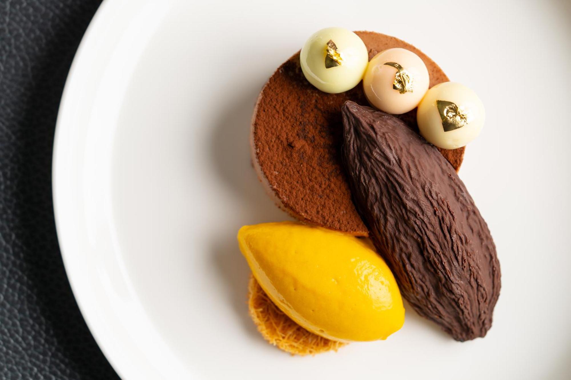Four Seasons Hotel Riad Exterior foto Chocolate and mango dessert