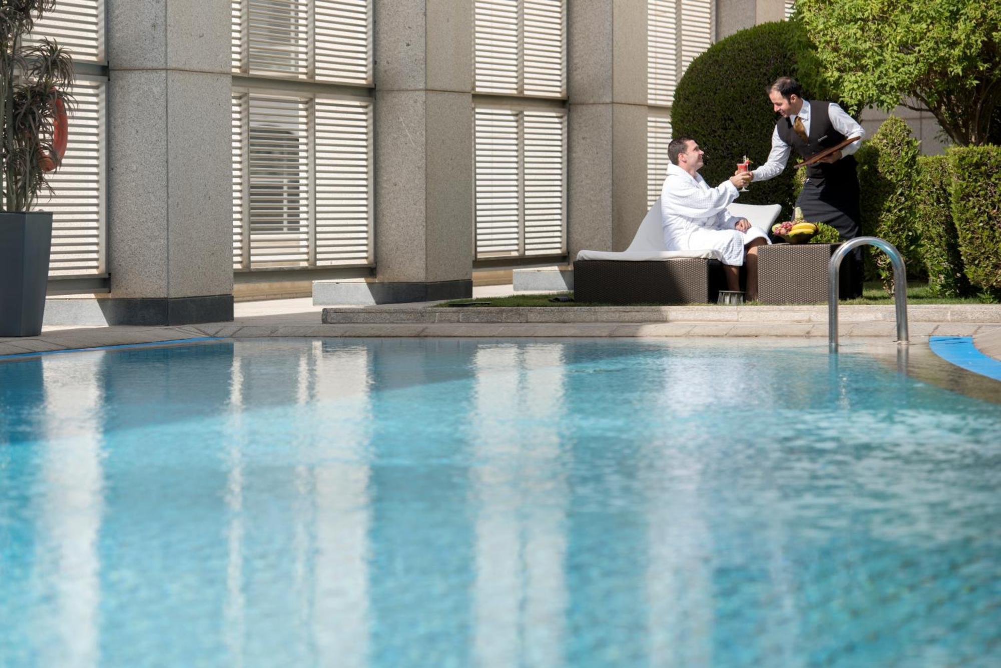 Four Seasons Hotel Riad Exterior foto The swimming pool at the Ritz-Carlton, Dubai