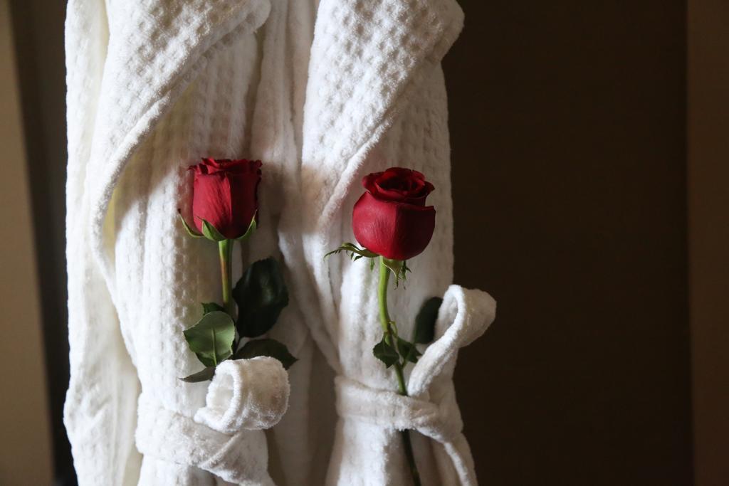 Four Seasons Hotel Riad Exterior foto Statue of the Virgin Mary with two roses