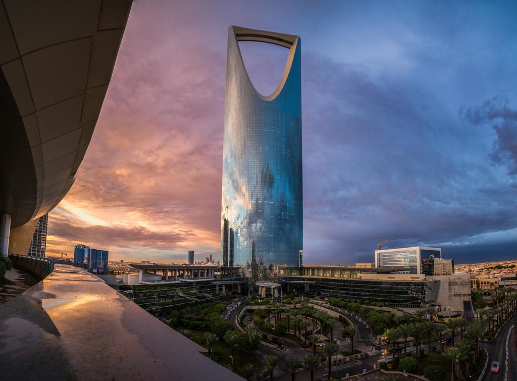 Four Seasons Hotel Riad Exterior foto The Kingdom Centre, the second tallest building in the Middle East